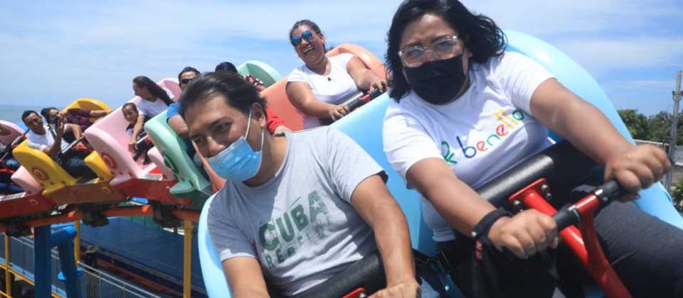 Salvadoreños disfrutan «con todo» de Sunset Park en el Puerto de La Libertad