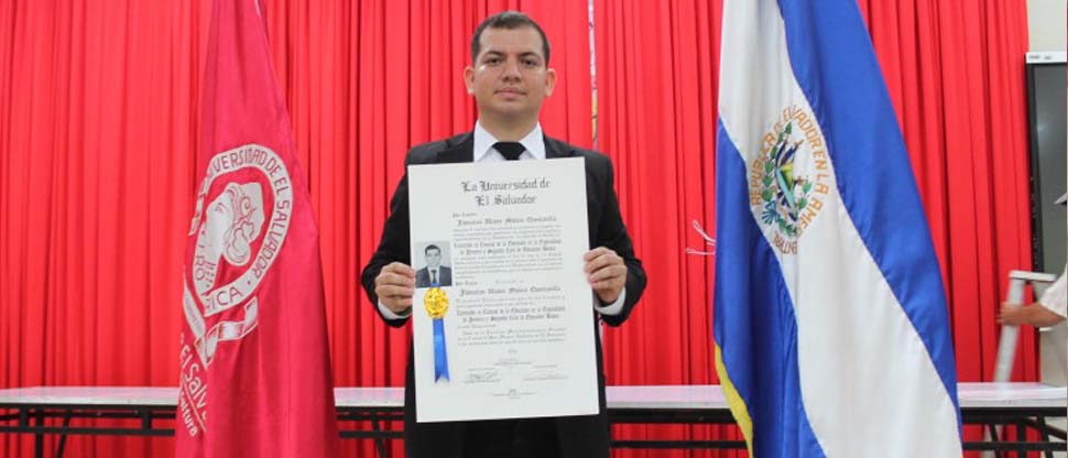 Joven sordo logra su sueño de graduarse como licenciado en Educación