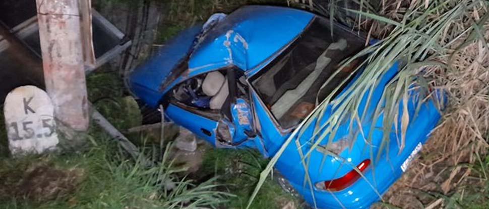 Conductor borracho termina saliendo de la calle cuando manejaba en la autopista a Comalapa
