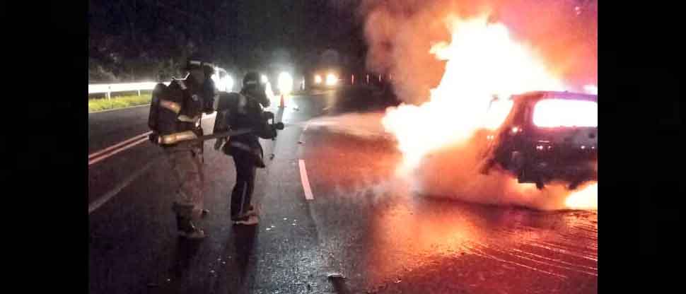 Conductor rompe en llanto al ver que su vehículo es consumido por el fuego