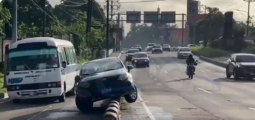Conductor queda atascado en separadores de carretera Panamericana tras ser sacado por un microbusero
