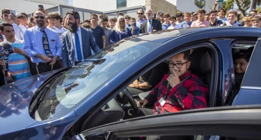 Alumnos le regalan un carro a profesor que tardaba 4 horas en llegar a colegio