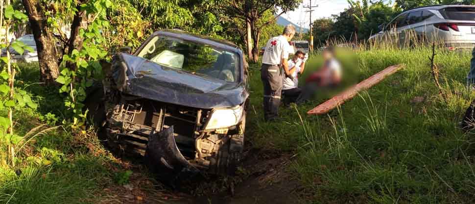 VIDEO: Tres personas lesionadas fue el saldo de un aparatoso accidente en autopista a Comalapa