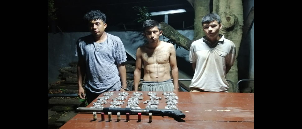 Capturan a 3 pandilleros del barrio 18, entre ellos un gatillero, y les decomisan una escopeta y marihuana