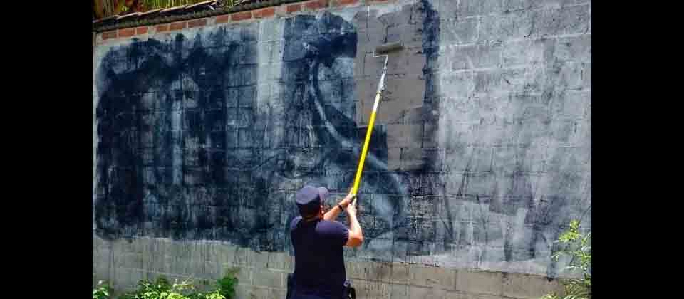 Agentes borran grafitis de pandillas en Chalatenango