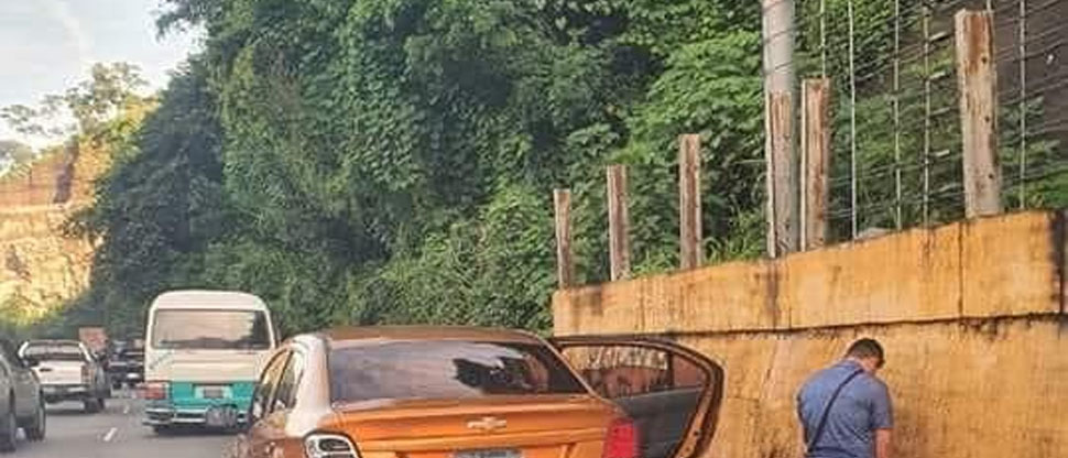 Denuncian a hombre que baja de automóvil a orinar en la carretera a Los Chorros 