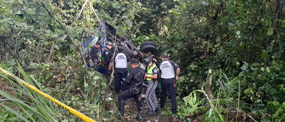 Autobús de Guatemala cae a barranco dejando como saldo 15 heridos