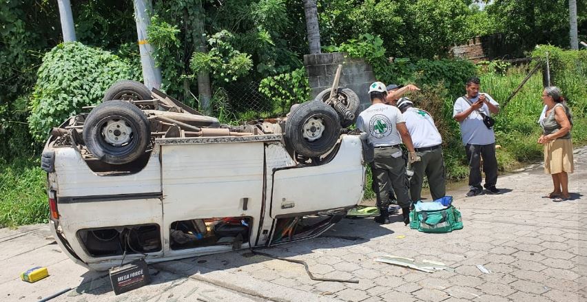 Microbús que trasladaba pasajeros vuelca en Troncal del Norte
