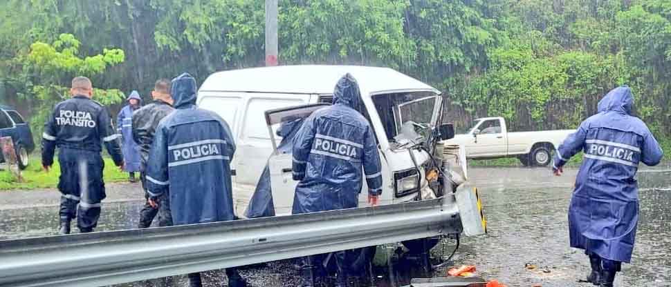 Policías auxilian y rescatan a conductor tras accidentarse en La Paz