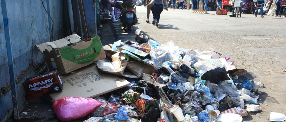 Estas serían las multas si se aprueba reforma para penalizar botar basura en la calle