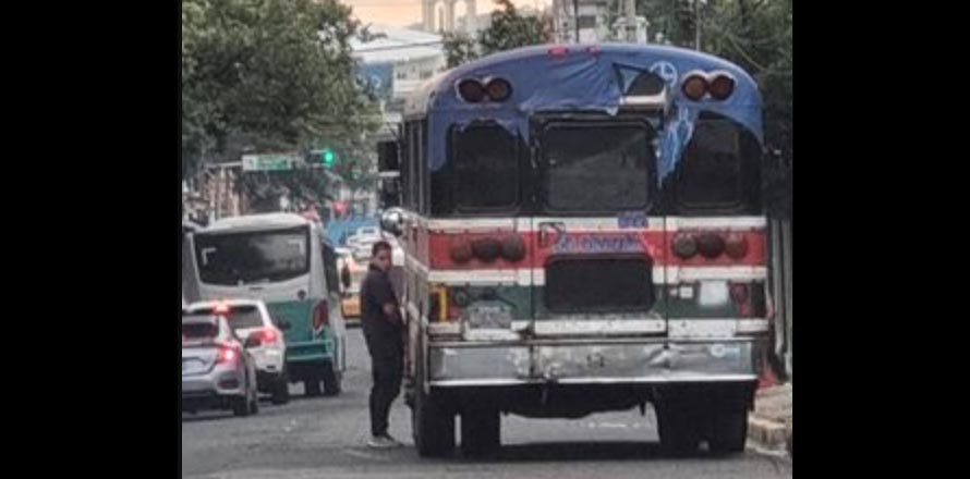 Captan a busero que paró la unidad y se puso a orinar en plena calle