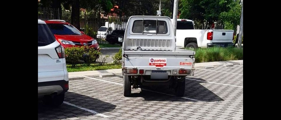 Motorista de camión pequeño exhibe sus habilidades para estacionar vehículos pesados