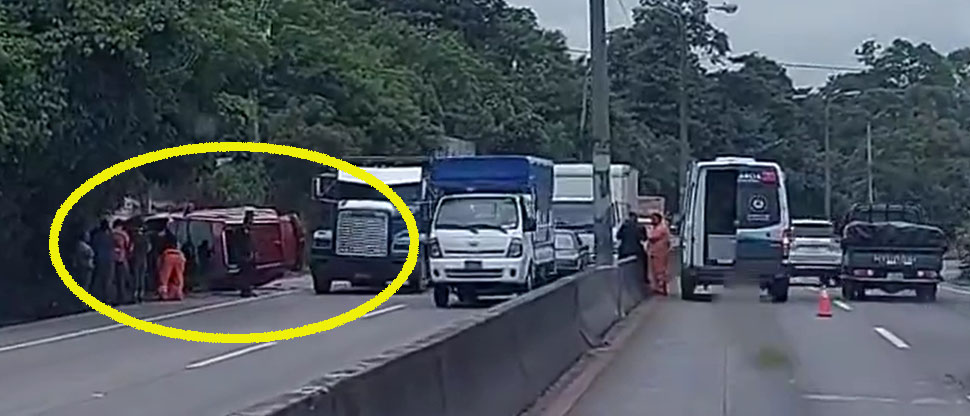 Camioneta se sale de la vía y vuelca en la carretera Troncal del Norte