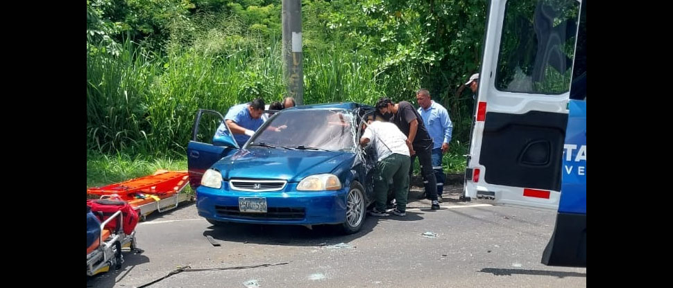 Rescatan a abuelito de 80 años que quedó atrapado entre los hierros retorcidos de carro accidentado