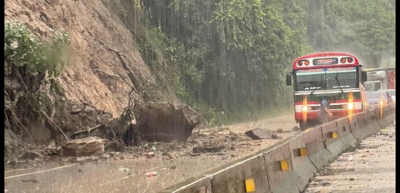 Nuevo derrumbe en carretera Los Chorros se registra esta tarde | FOTOS