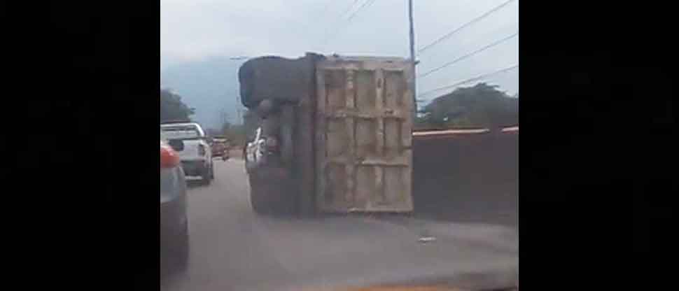 VIDEO: Reportan camión volcado sobre Puente Luis Moscoso en San Miguel