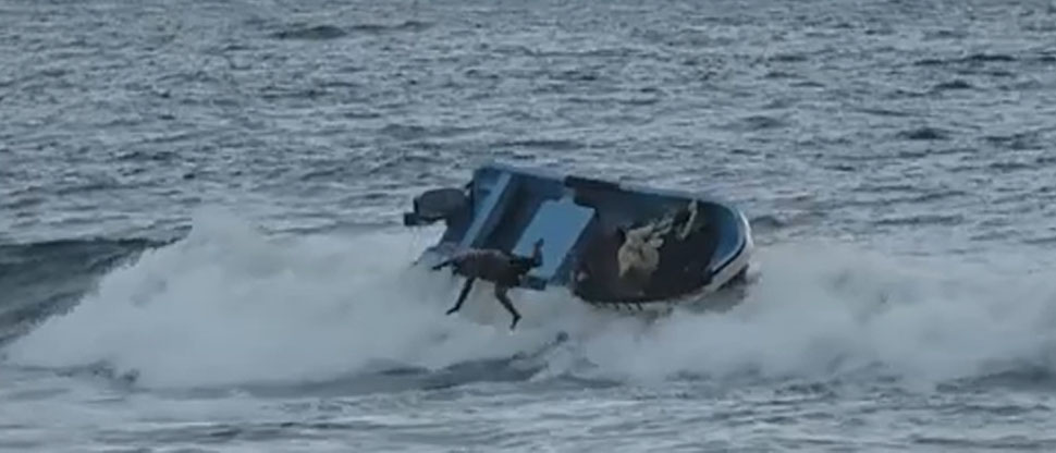Angustioso momento: El enfurecido mar lanza por los aires a pescadores artesanales