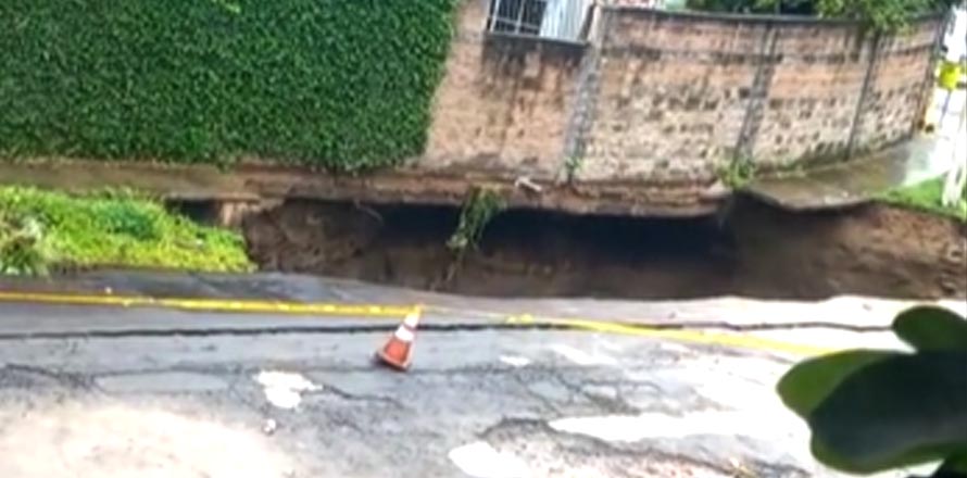 Lente ciudadano capta terrible hundimiento en colonia San Francisco de San Salvador