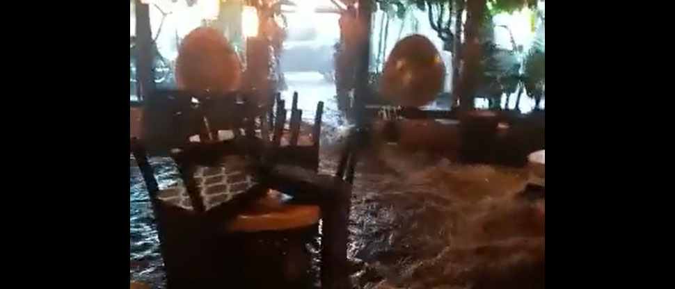 Repentina inundación atrapa a clientes de un restaurante en Guatemala