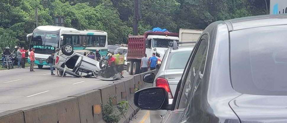 Motorista de volqueta “iba como loco” y provoca aparatoso accidente en la carretera a Los Chorros