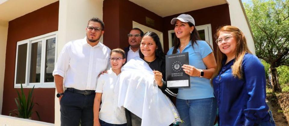 Ministerio de Vivienda ha beneficiado a 500 familias salvadoreñas con el Programa de Reasentamientos