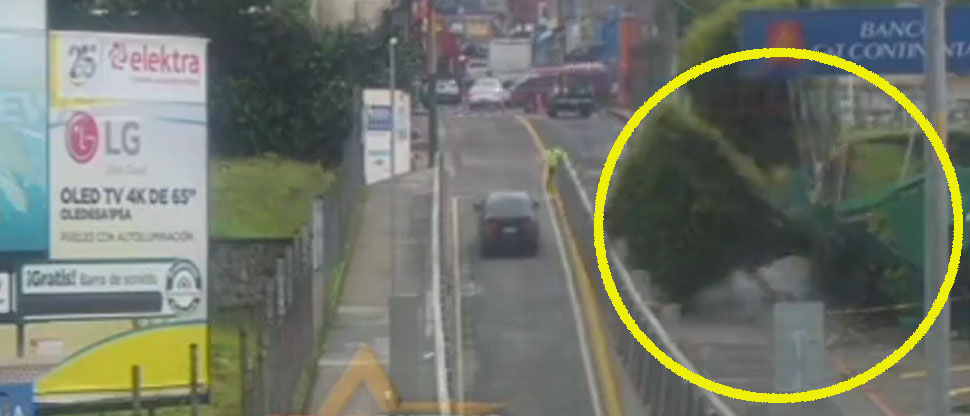 Captan el colapso del muro de una cancha de fútbol a causa de las lluvias en Guatemala
