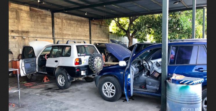 Promocionaba su taller en redes sociales, pero cuando un cliente llevó su carro le cobró casi mil dólares y no lo reparó