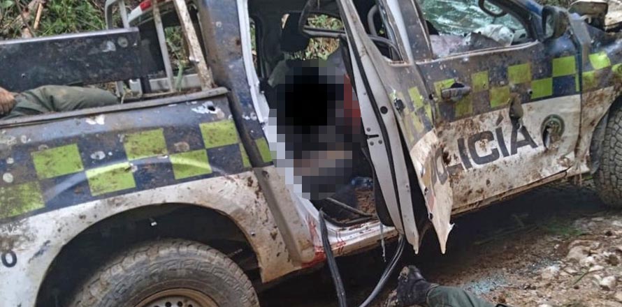 Ataque con explosivos deja ocho policías muertos en Colombia