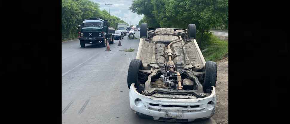 Fuerte accidente provoca caos vehicular en carretera hacia San Juan Opico, La Libertad