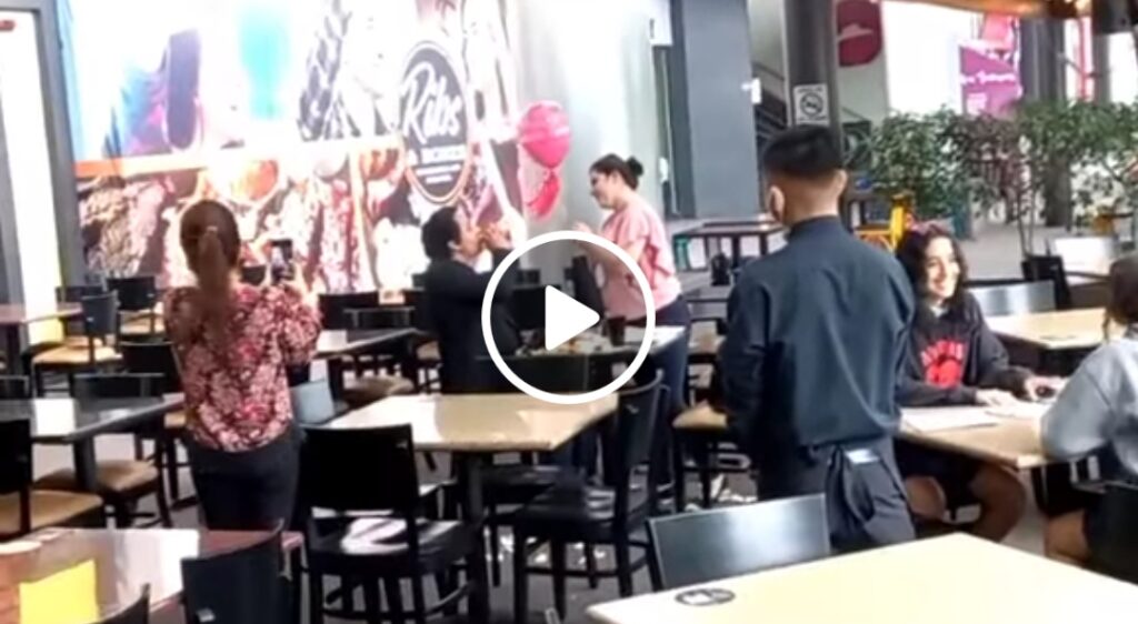 Mujer le pide matrimonio a su novio en un restaurante de Antiguo Cuscatlán
