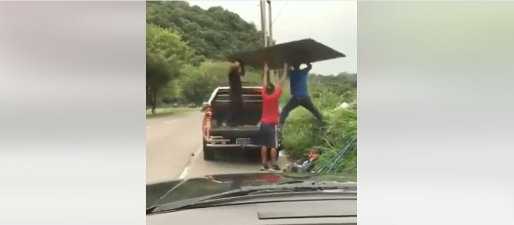 Captan a otro grupo de sujetos lanzando basura a la orilla de la Autopista Comalapa