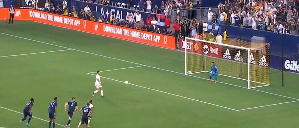 Chicharito queda en ridículo tras desperdiciar un penal que pudo darle la victoria al LA Galaxy