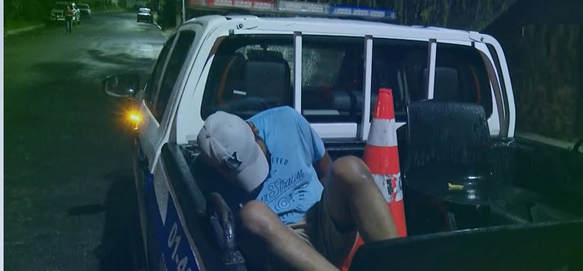 Conductor choca contra un carro estacionado y lo hace volcar: Terminó detenido tras intentar huir