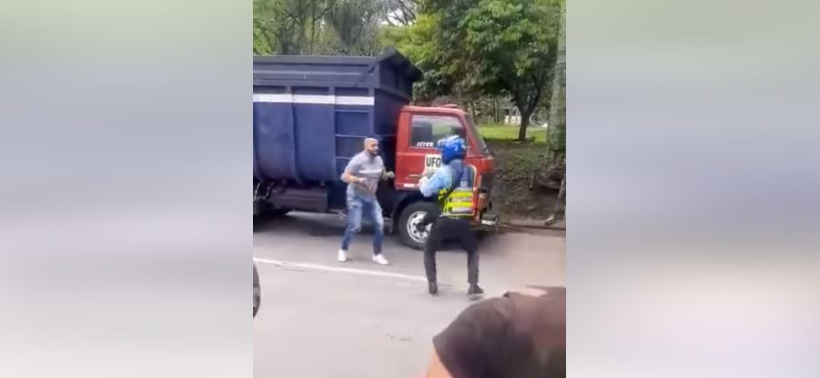 Agente de Tránsito se enfrenta a puños con un conductor al que le pidió los documentos en Medellín