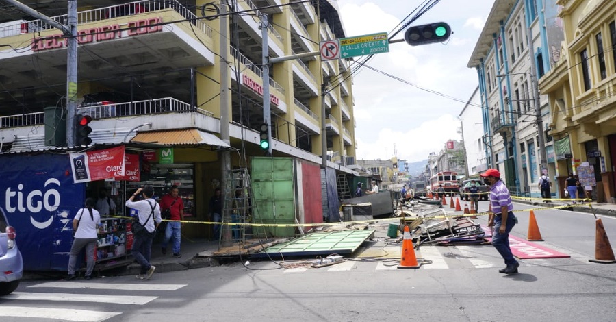 Comercios informales de la 1ª calle Oriente de San Salvador comienzan a ser desmontados