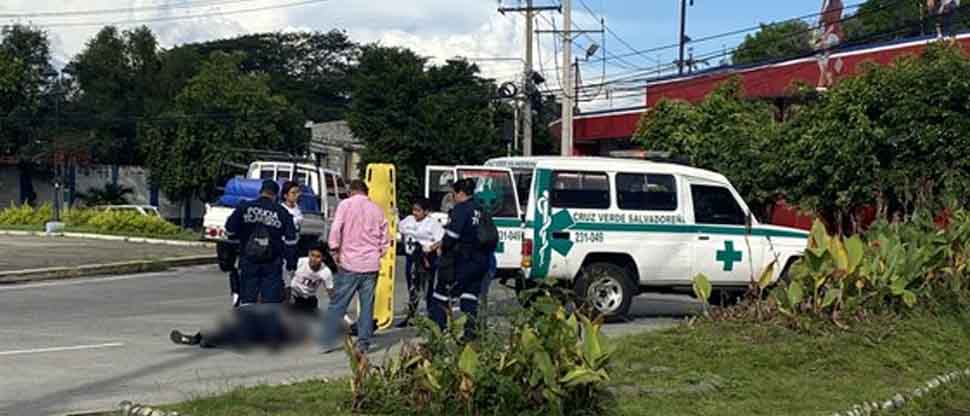 Socorristas auxilian a hombre que fue atropellado frente al monumento a la Constitución, San Salvador