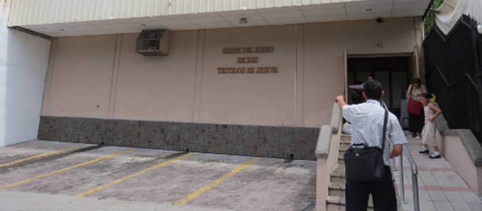 Testigos de Jehová volverán a «tocar la puerta» tras pausa por el COVID-19