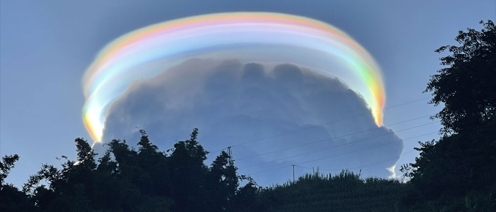 Captan impresionante imágen de nube pileus iridiscente