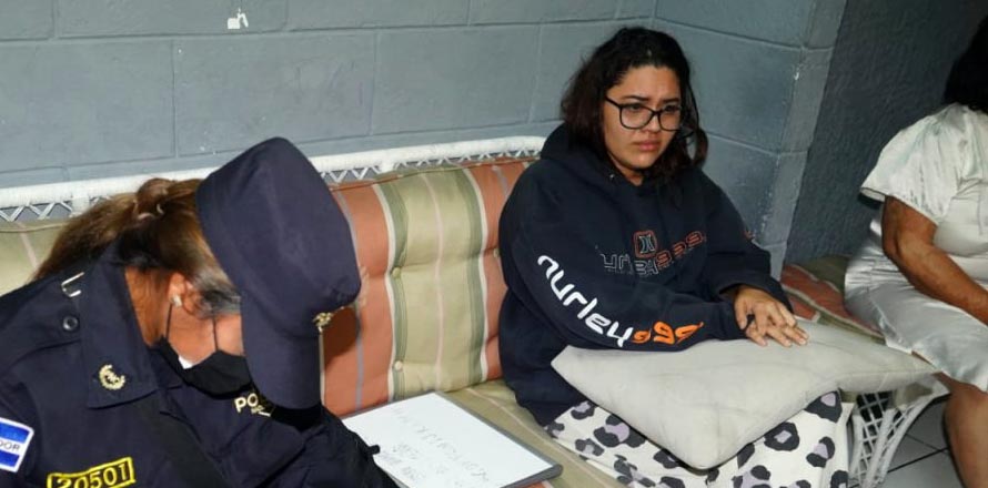 Mujer acusada de estafa informática se muestra afligida al saber que pasará varios años en prisión