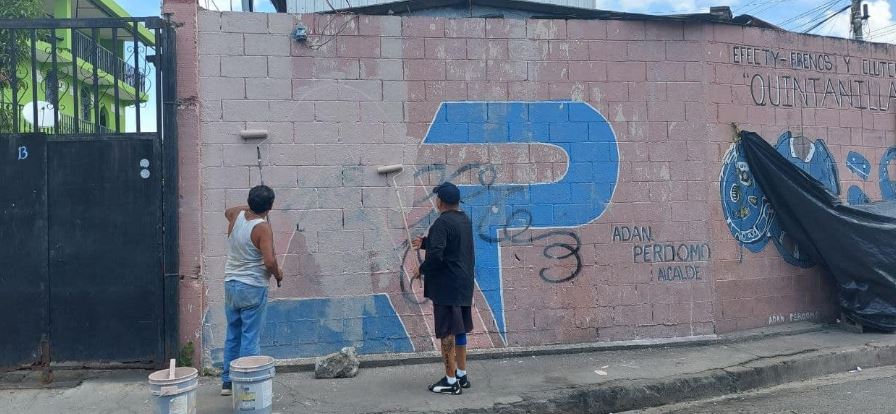 Habitantes de Ilopango borran mural que les dejó ARENA