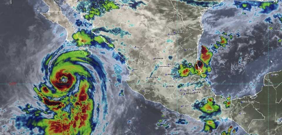 Huracán Kay se fortalece a categoría 2 en el Pacífico mexicano