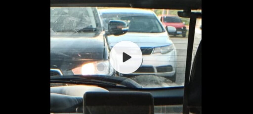 Conductor se mete en problemas al impedir que otros hagan tercer carril en bulevar Constitución | VIDEO