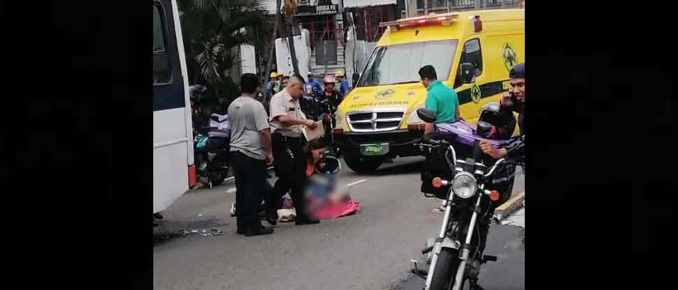 Socorristas auxilian a motociclista que quedó sobre el pavimento tras accidentarse en San Salvador