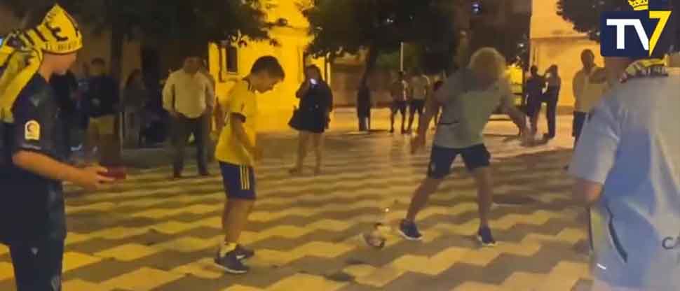 Viralizan videos de Jorge «Mágico» González jugando fútbol con niños en Cádiz