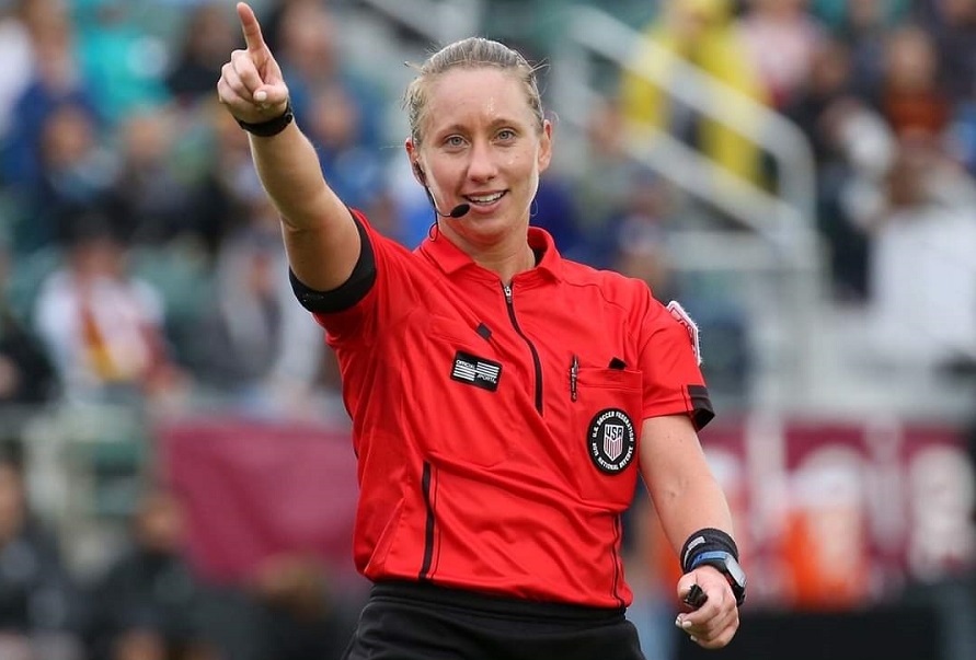 Ella es Mary Penso, la encargada de dirigir el partido entre Alianza y Alajuelense