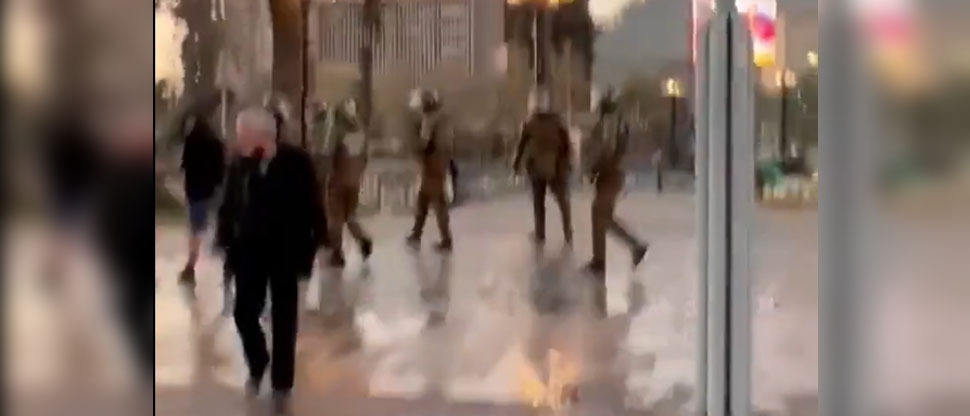 Policías chilenos agreden a periodista de CNN y camarógrafo que cubrían disturbios en Santiago