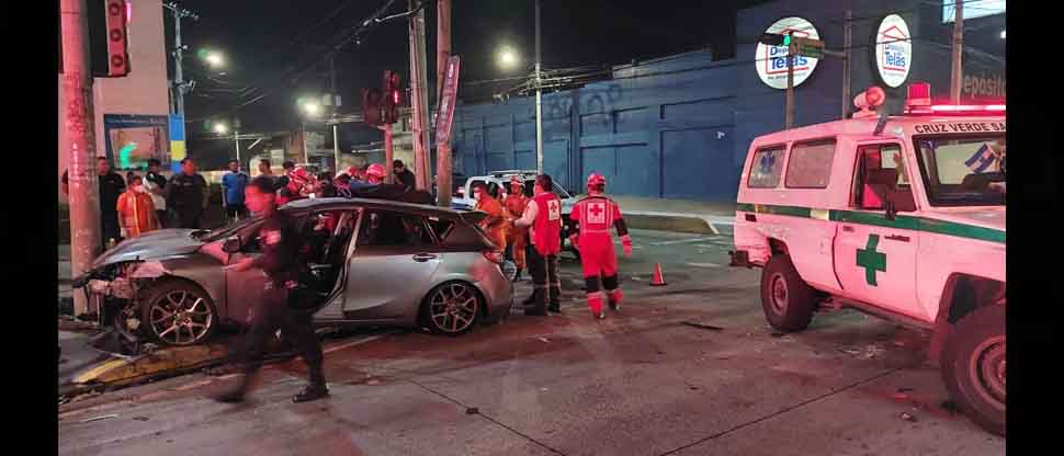 Auxilian a conductor que chocó su vehículo contra un poste del tendido eléctrico