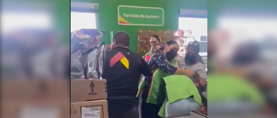 Captan pelea entre cajera de popular cadena de supermercados y clienta por una infidelidad