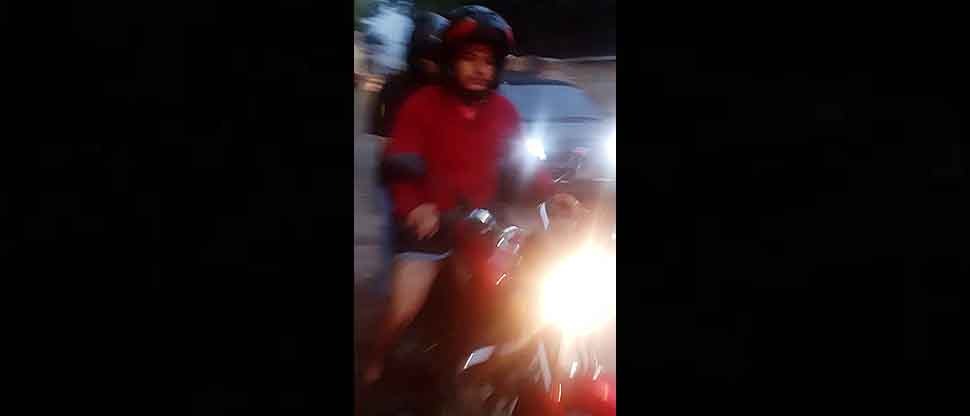 Captan a motociclista circulando sobre la acera en calle al Matazano y todavía insulta a quien lo fotografió