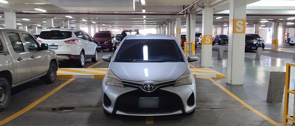 Dejan en evidencia a automovilista que exhibió sus habilidades estacionándose “perfectamente” en doble fila